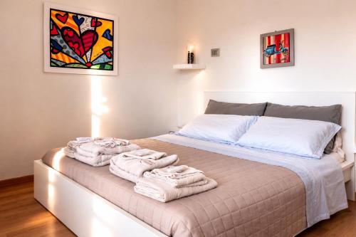 a bedroom with a bed with towels on it at Suite Gravina + box auto privato in Gravina in Puglia