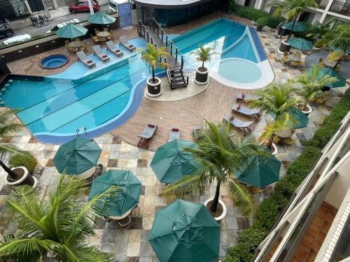 an overhead view of a swimming pool with umbrellas at Afago Mareiro Hotel in Fortaleza