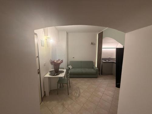 a living room with a couch and a table at Il Vicolo in Vibo Valentia