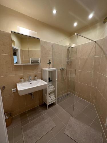 3BR, 5 Beds, Sofa 2P, 5min U4,U6 Schönbrunn