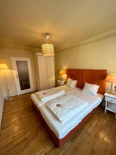 3BR, 5 Beds, Sofa 2P, 5min U4,U6 Schönbrunn