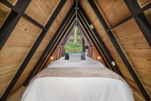 two beds in a room with a window at Glamping en El Retiro in El Retiro