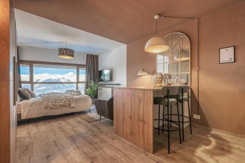 a bedroom with a bed and a desk with a table at ALPHIRA - Vista Montagne e Deposito per Sci e Bici in Pila