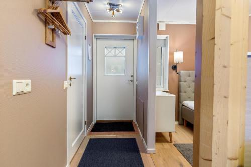 a hallway with a door leading to a bedroom at Simloc Hotel Öberget in Arjeplog