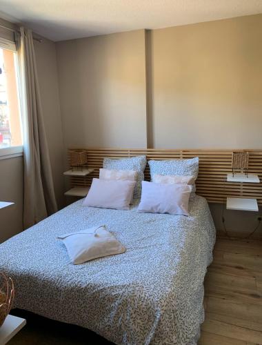 a bedroom with a large bed with white pillows at Appartement cosy proche centre Draguignan in Draguignan
