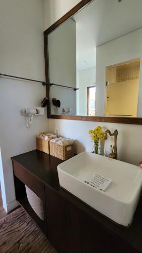 a bathroom with a sink and a mirror at 바티하우스 in Ara-ri