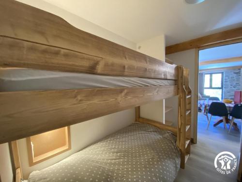 a bedroom with a bunk bed in a room at Petit péric in Puyvalador