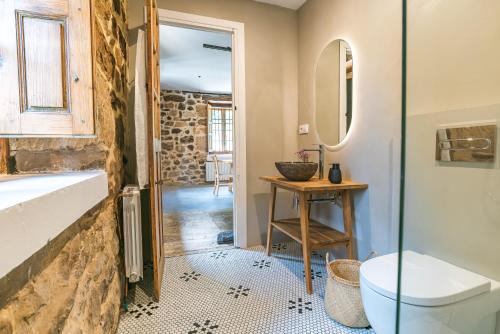 a bathroom with a tub and a toilet and a sink at La Villa de Carla in Borleña