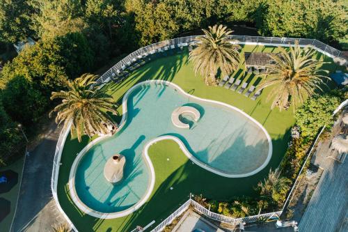 an overhead view of a golf course with a pool at Camping Erreka in Bidart