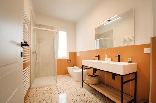 a bathroom with a sink and a shower and a toilet at Me amìa in Dolo