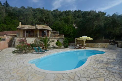 a swimming pool in a yard with a house at Villa Adrianna in Longós