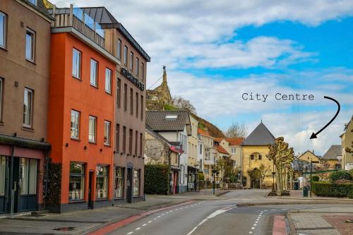 a city street with buildings and a city centre at Hotel Atlanta in Valkenburg