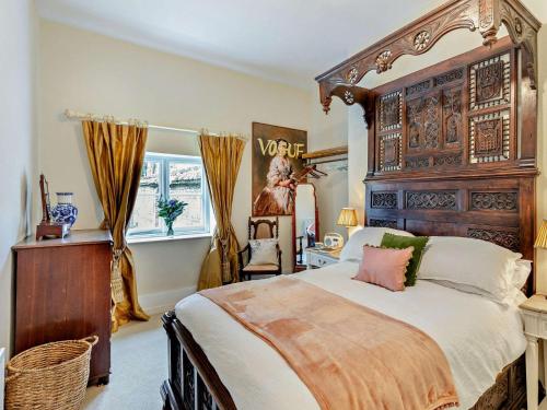 a bedroom with a large bed and a window at 2 Bed in Hemel Hempstead oc-95536 in Great Gaddesden