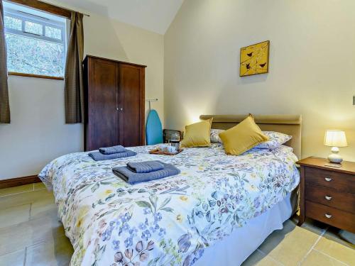 a bedroom with a bed with two blue towels on it at 1 Bed in Doncaster oc-93768 in Mattersey