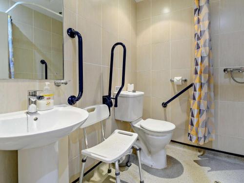 a bathroom with a white sink and a toilet at 1 Bed in Doncaster oc-93768 in Mattersey