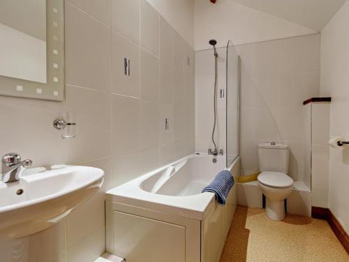 a bathroom with a sink and a tub and a toilet at 2 Bed in Doncaster oc-93771 in Mattersey