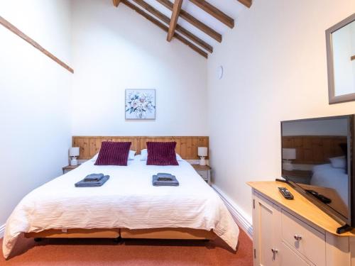 a bedroom with a bed and a flat screen tv at 3 Bed in Doncaster oc-93570 in Mattersey