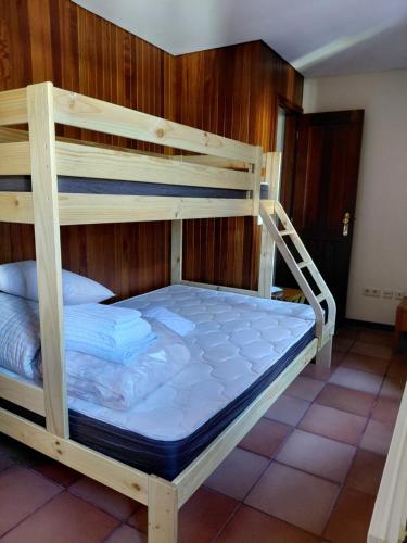 a couple of bunk beds in a room at Meus Rios - moradia T1 entre o Douro e Tâmega in Torrão