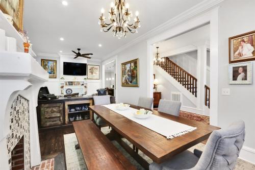 a dining room with a table and chairs at The Simmons House on 5th Ave in Wilmington