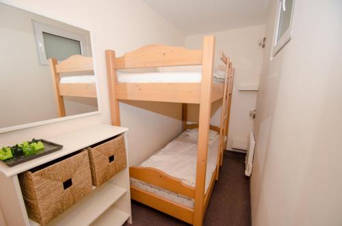 una stanza con due letti a castello e uno specchio di Appartement THE GOOD VIEW by All in One Apartments a Zell am See