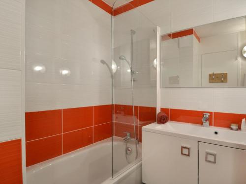 a bathroom with a shower and a tub and a sink at Studio Divisible Rénové, Proche Pistes et Commerces, Animaux Acceptés - FR-1-181-1009 in Plagne Bellecote