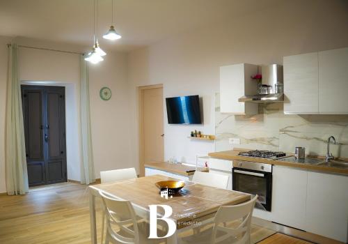 a kitchen with a table and chairs in a room at Belvedere Benedetto in Castelnuovo Parano
