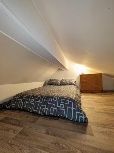 Rúm í herbergi á Cosy Studio in Clichy