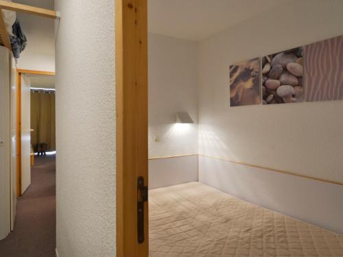 Appartement rénové au pied des pistes avec balcon et casier à skis