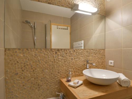 Appartement rénové au pied des pistes avec balcon et casier à skis