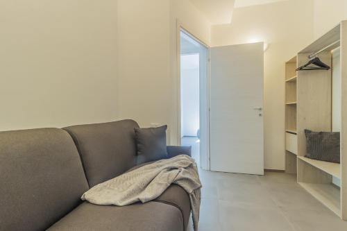 a living room with a couch and a closet at Ca Magnolia Appartamento 2 in Lierna