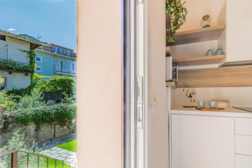 a kitchen with a view from a window at Ca Magnolia Appartamento 4 in Lierna