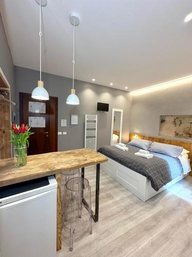 a bedroom with a bed and a table in it at Cantore 20 - Le Arche Verona in Verona