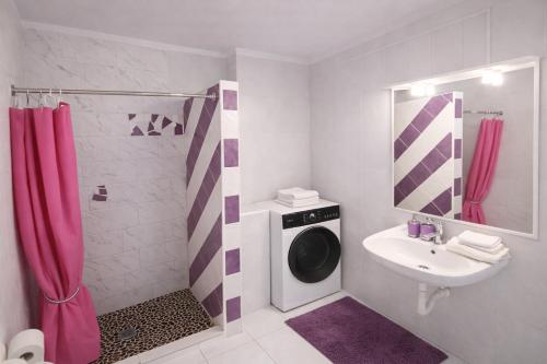a bathroom with a washing machine and a sink at Sunny Pool Apartment Costa del Silencio in Arona