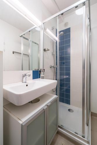 a bathroom with a sink and a shower at Blue Bird - Logement sur les Ramblas in Toulouse
