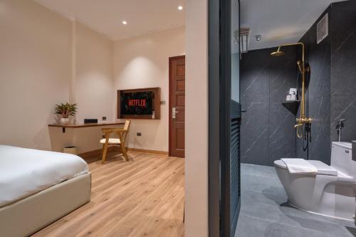 a hotel room with a bed and a bathroom at Home en Lagom in Hanoi