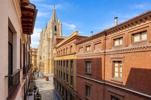 a view of a city street with buildings and a church at Apartamentos 19 Living in León