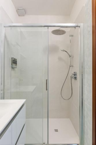 a shower with a glass door in a bathroom at Lecco's heart! Centro Lecco - A due passi dal lago - Moderno e luminoso in Lecco