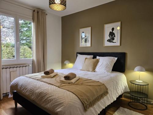 a bedroom with a bed with towels on it at La fleur des eaux de Beauval in Noyers-sur-Cher