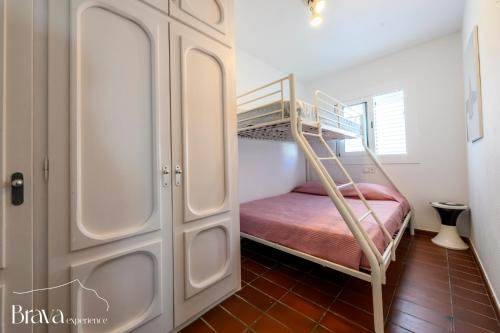a small bedroom with a bunk bed and a bunk bed at Chez Pacha - Dúplex céntrico I 2' playa I hasta 5 huéspedes I equipado I Brava Experience in Cadaqués