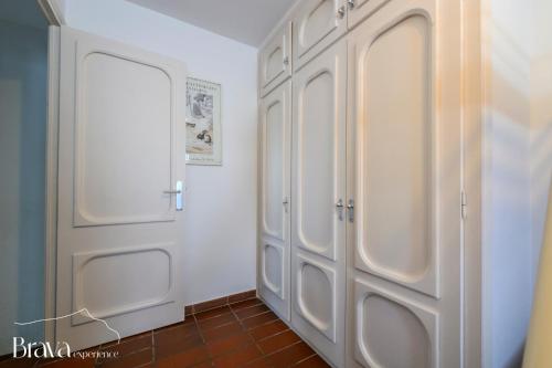 a bathroom with two white cabinets and a door at Chez Pacha - Dúplex céntrico I 2' playa I hasta 5 huéspedes I equipado I Brava Experience in Cadaqués