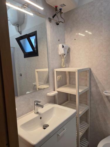 a bathroom with a sink and a mirror at Viestecasa in Vieste