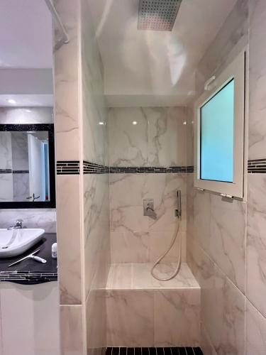 a bathroom with a shower and a sink at Sole e Mare NBBC sur la plage de Baie Nettlé in Baie Nettle
