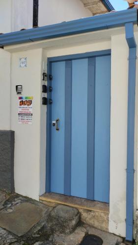 a blue door on the side of a building at Central Apartment 03 in Ouro Preto