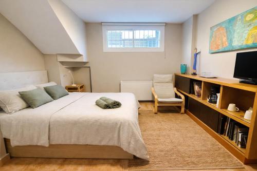 IFEMA 5 minutes Airport 10 minutes Private room with bathroom independent entrance