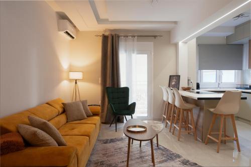 un salon avec un canapé et une cuisine dans l'établissement Valtinon Smart Corner, à Athènes