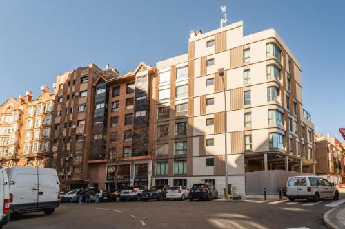 Exclusive with terrace -2 Bdrs 2 Baths -Castellana