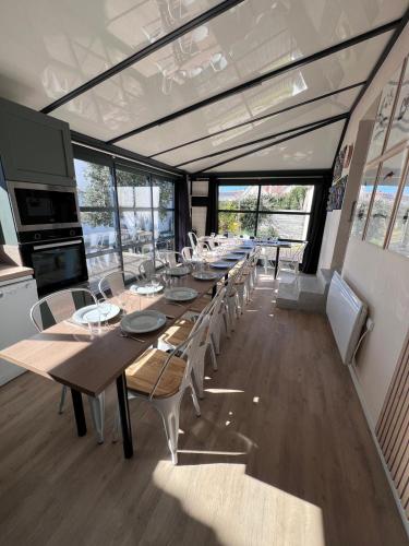a dining room with a long table and chairs at Jolie maison 5 chambres 20 pers in La Tranche-sur-Mer