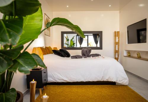 เตียงในห้องที่ Gîte Spa Cookie