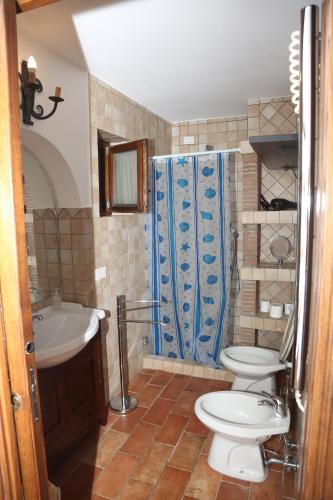 a bathroom with a toilet and a sink at Agriturismo del Sole in Anacapri
