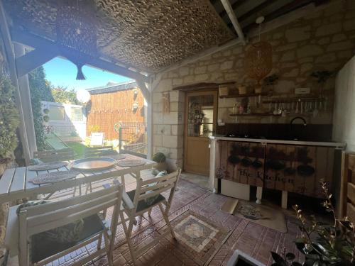 Fontevraud le logis tesisinde bir oturma alanı